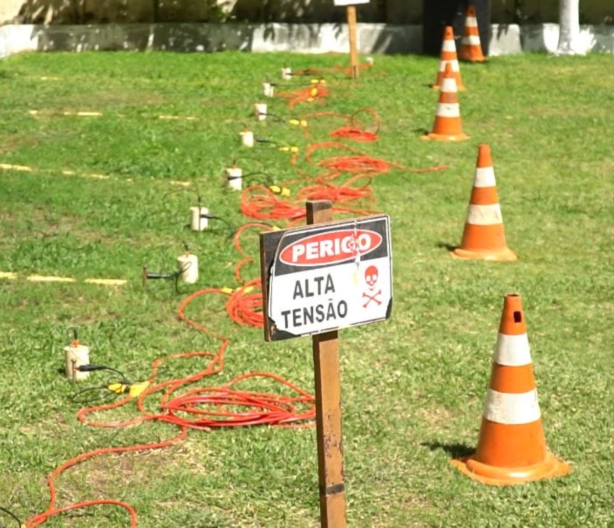 geólogo com uma bússola mapeando terreno