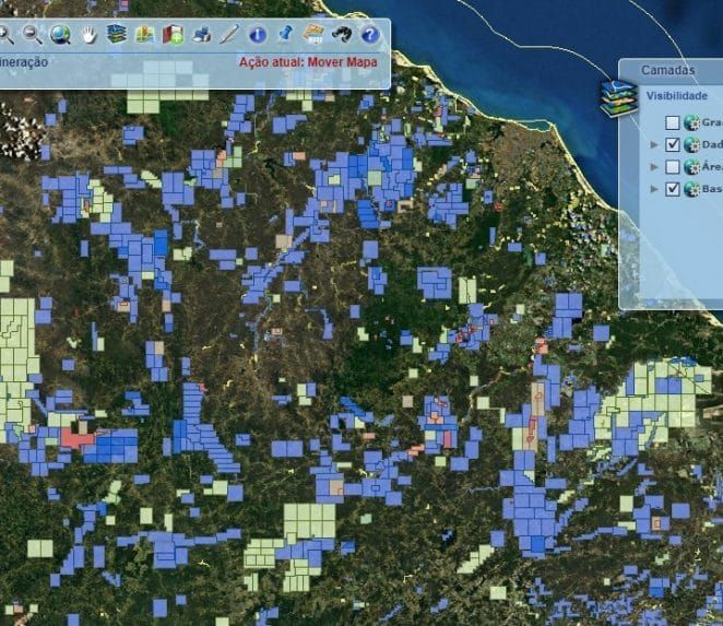 geólogo com uma bússola mapeando terreno