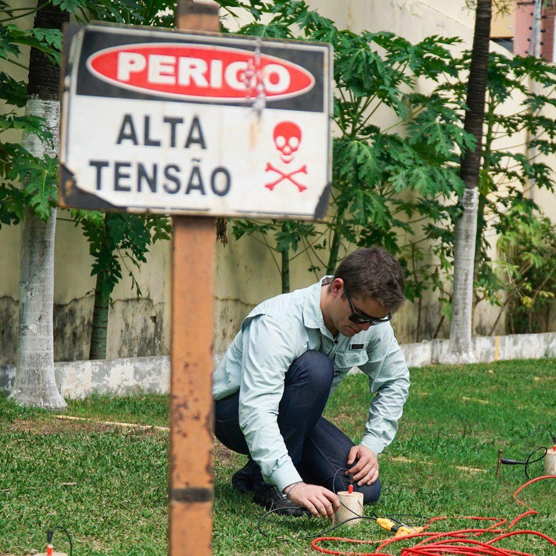 GEÓLOGO FAZENDO GEOFÍSICA