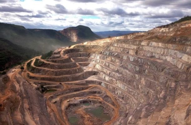 Como é realizada a avaliação de recursos minerais