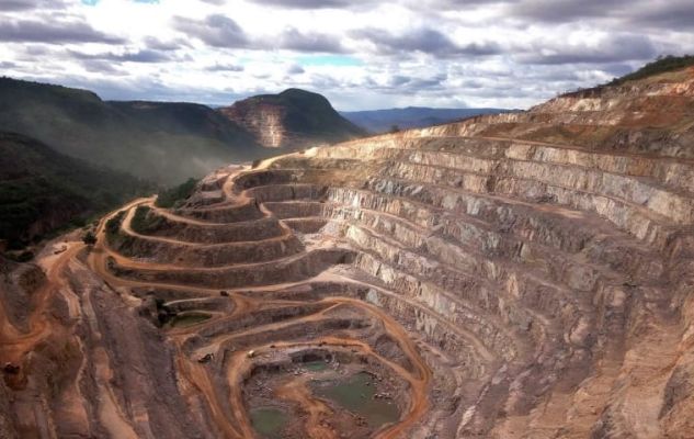 Como é realizada a avaliação de recursos minerais