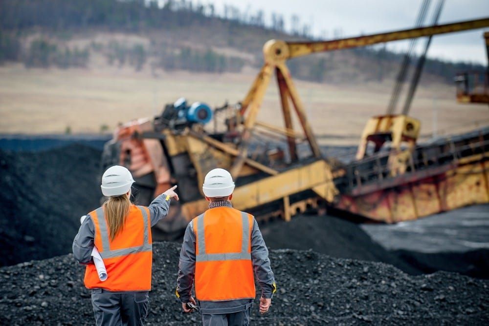 geólogos e engenheiros de minas em uma mineradora analisando para fazer a guia de utilização