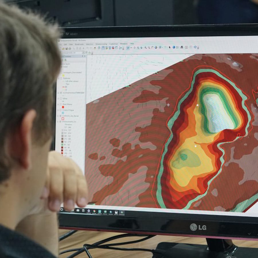 Geólogo modelando uma imagem 3D, realizando um dos serviços da consultoria mineral
