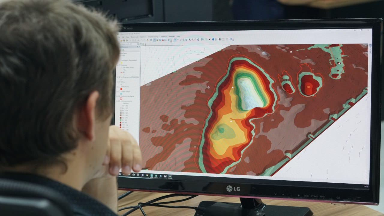 geólogo fazendo um estudo referente ao relatório final de pesquisa mineral