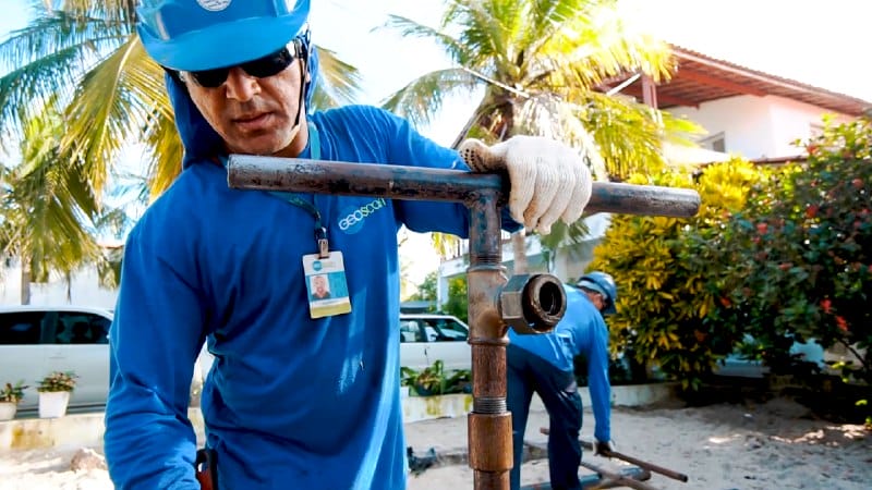 Ensaios geotécnicos sendo realizados por um técnico