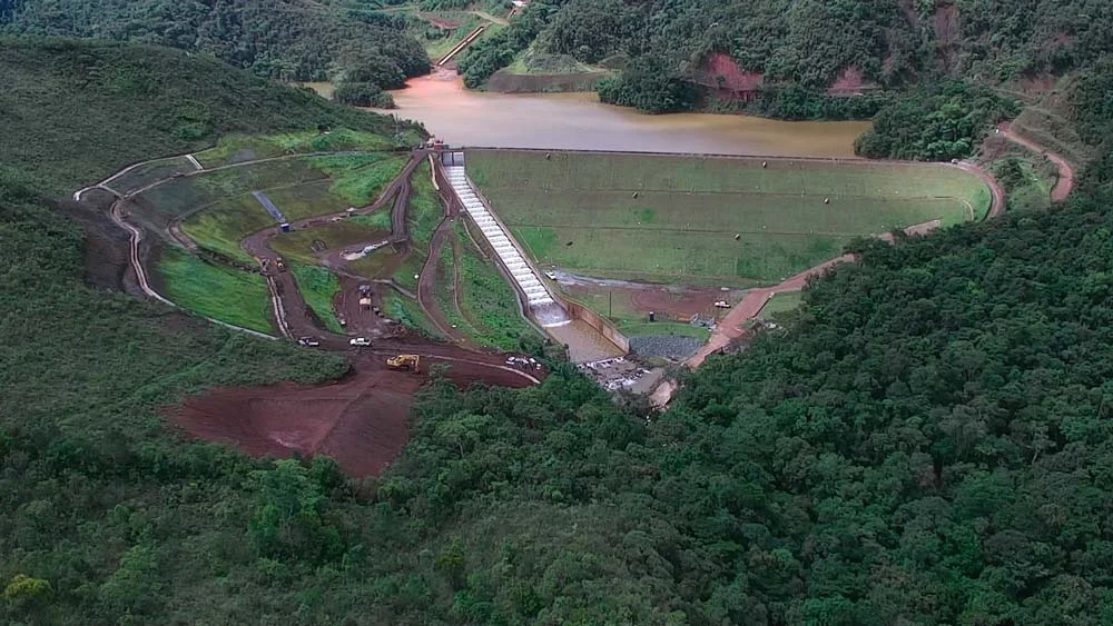 Barragem em nível de emergência